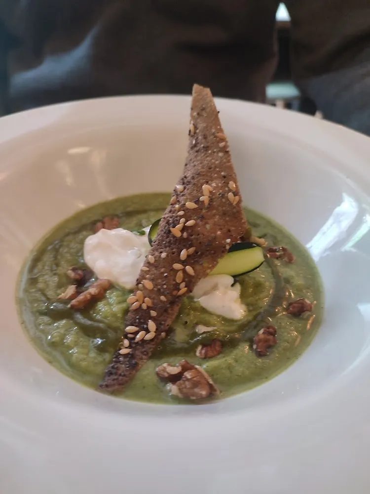 Gaspacho de Courgettes Fromage Frais Fourme Noix Et Croustillant de Sarrasin