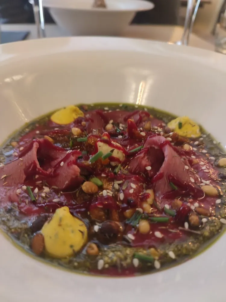 Soupe de Betterave Magret Fumé Tomates Séchées Et Pistou